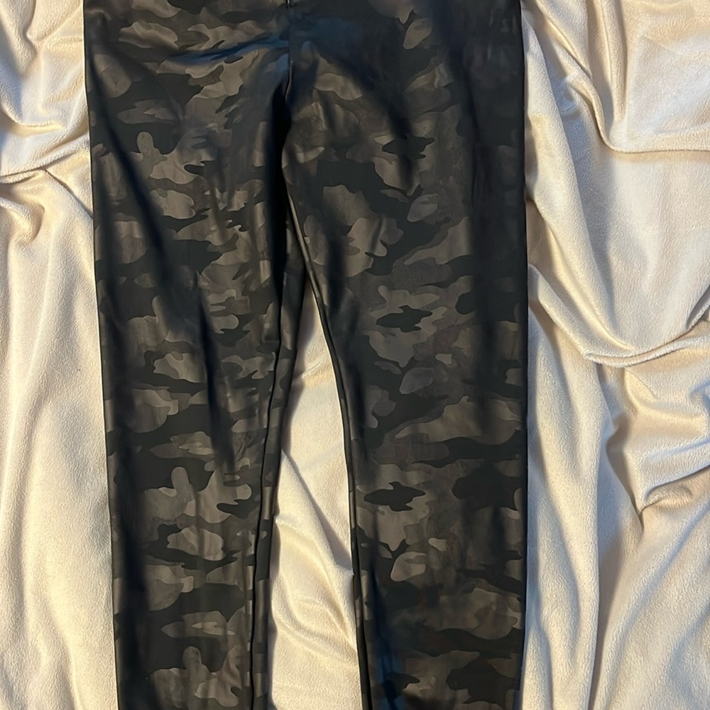Simply Vera yoga pants nwot